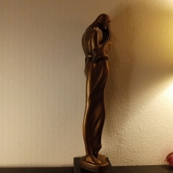 STUNNING Austin Sculpture 23" COUPLE EMBRACE Copper Finish Sculpture. - Picture 4 of 7